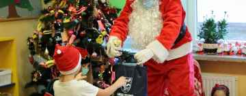 Wójt Gminy Dygowo rozdał paczki świąteczne dzieciom z gminnych przedszkoli