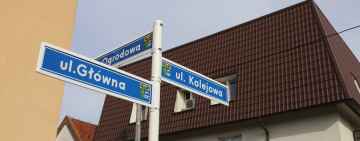 Nowe słupki i tabliczki z nazwami ulic w Dygowie