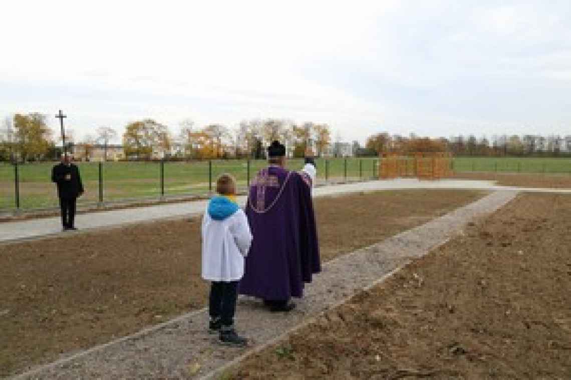 Wszystkich Świętych. Proboszcz parafii Wrzosowo poświęcił nową część cmentarza