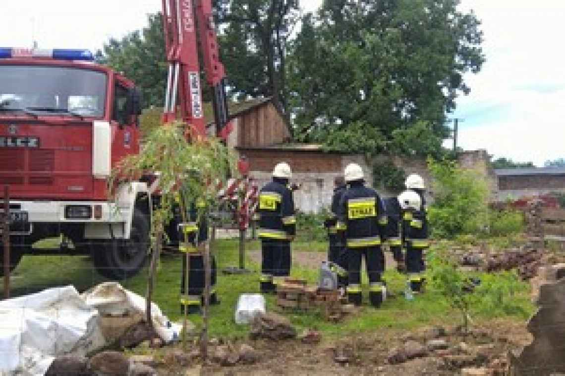 Konar drzewa spadł na budynek gospodarczy w Piotrowicach