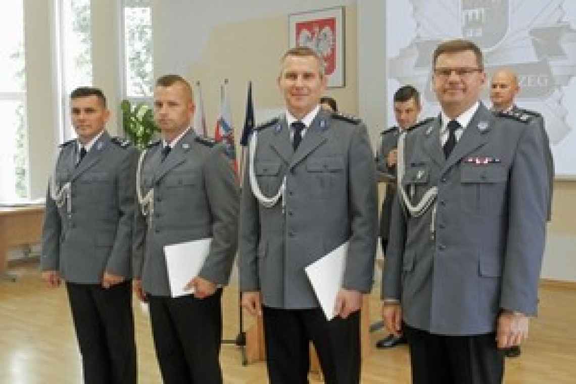 Policjanci z posterunku w Dygowie otrzymali awanse i wyróżnienia