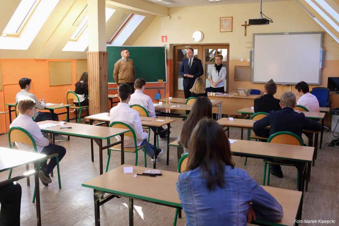 Szkoła w Czerninie. Pierwszy dzień egzaminów ósmoklasistów