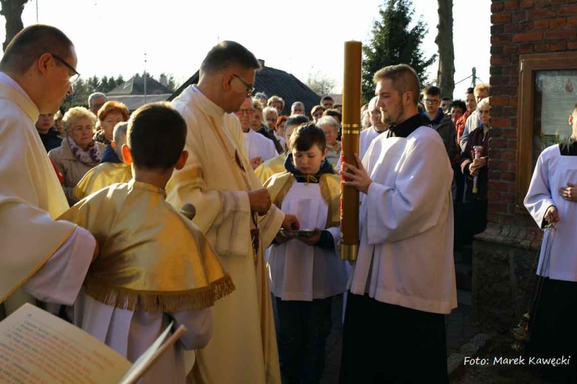Liturgia Wigilii Paschalnej w kościele parafialnym w Dygowie (wideo)