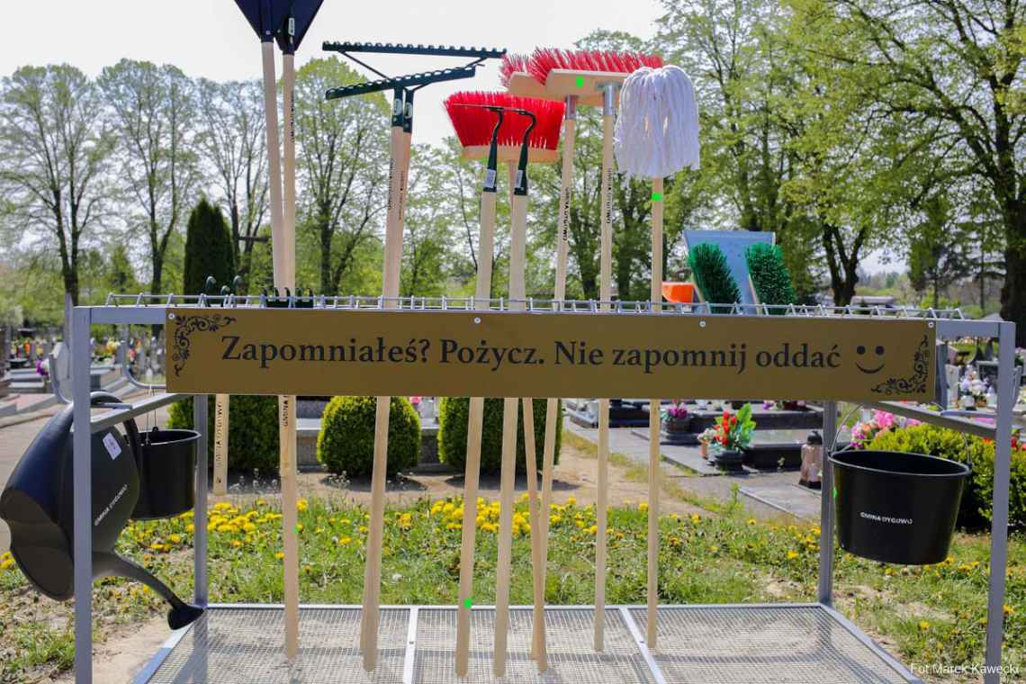 Wypożyczalnia narzędzi na cmentarzu w Dygowie 