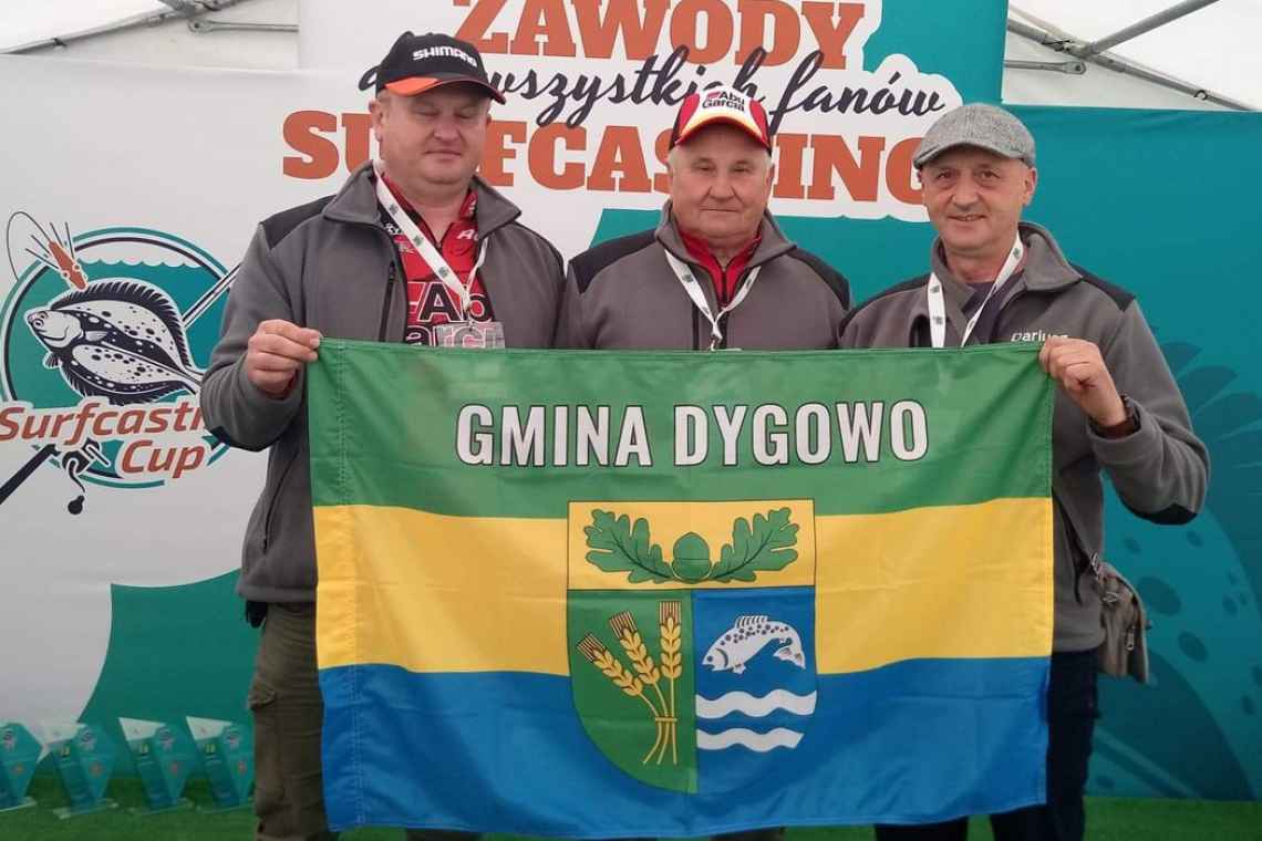 Flaga herbowa Gminy Dygowo  na zawodach wędkarskich w Jastarni
