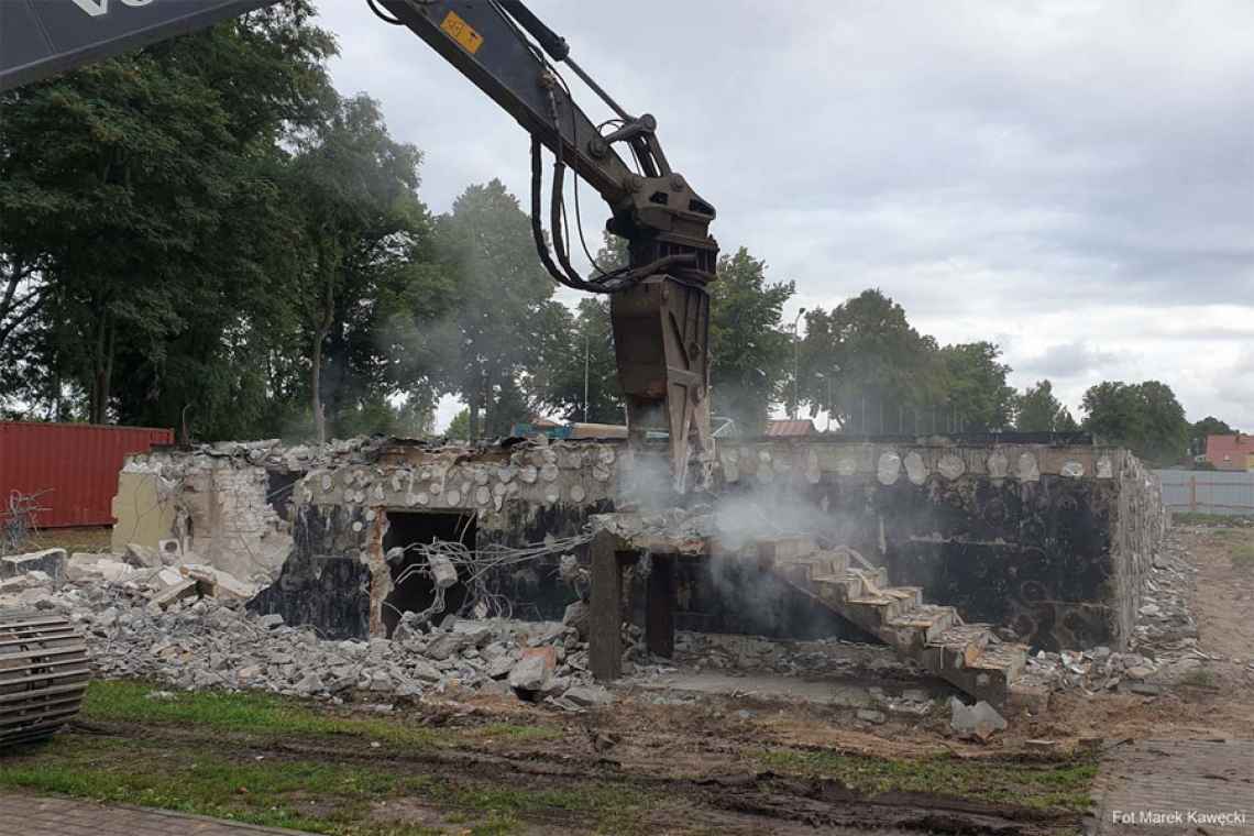 Wyburzanie tzw. fundamentów w Dygowie