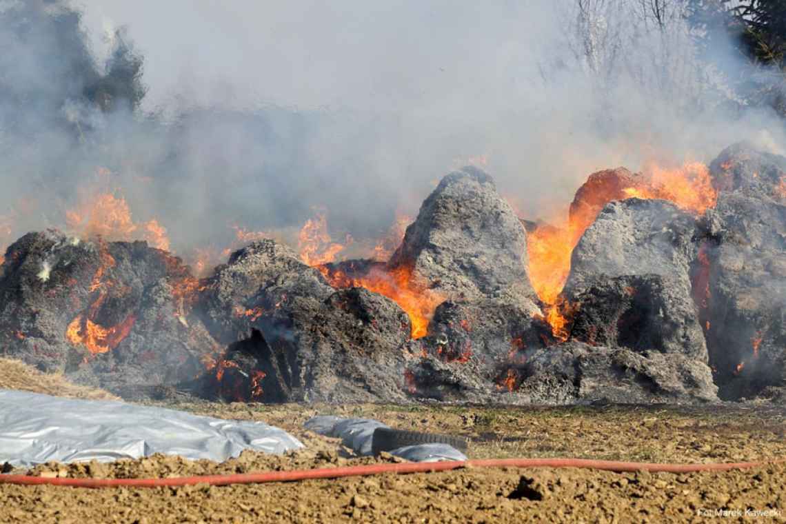 Pożar balotów słomy w Gąskowie