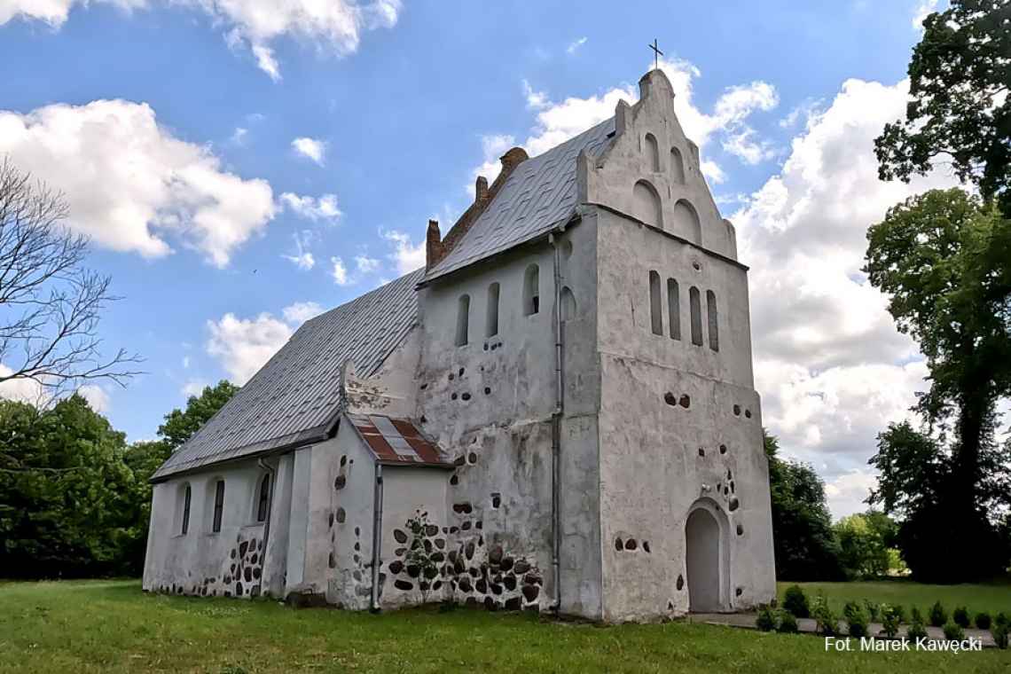 Zabytkowy kościół i pomnik przyrody w Kłopotowie