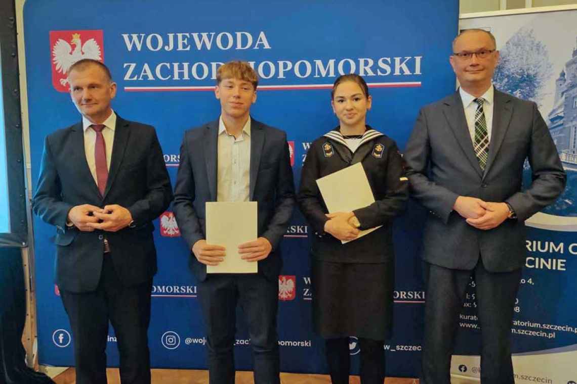 Wicewojewoda wręczył stypendia absolwentom szkoły w Dygowie